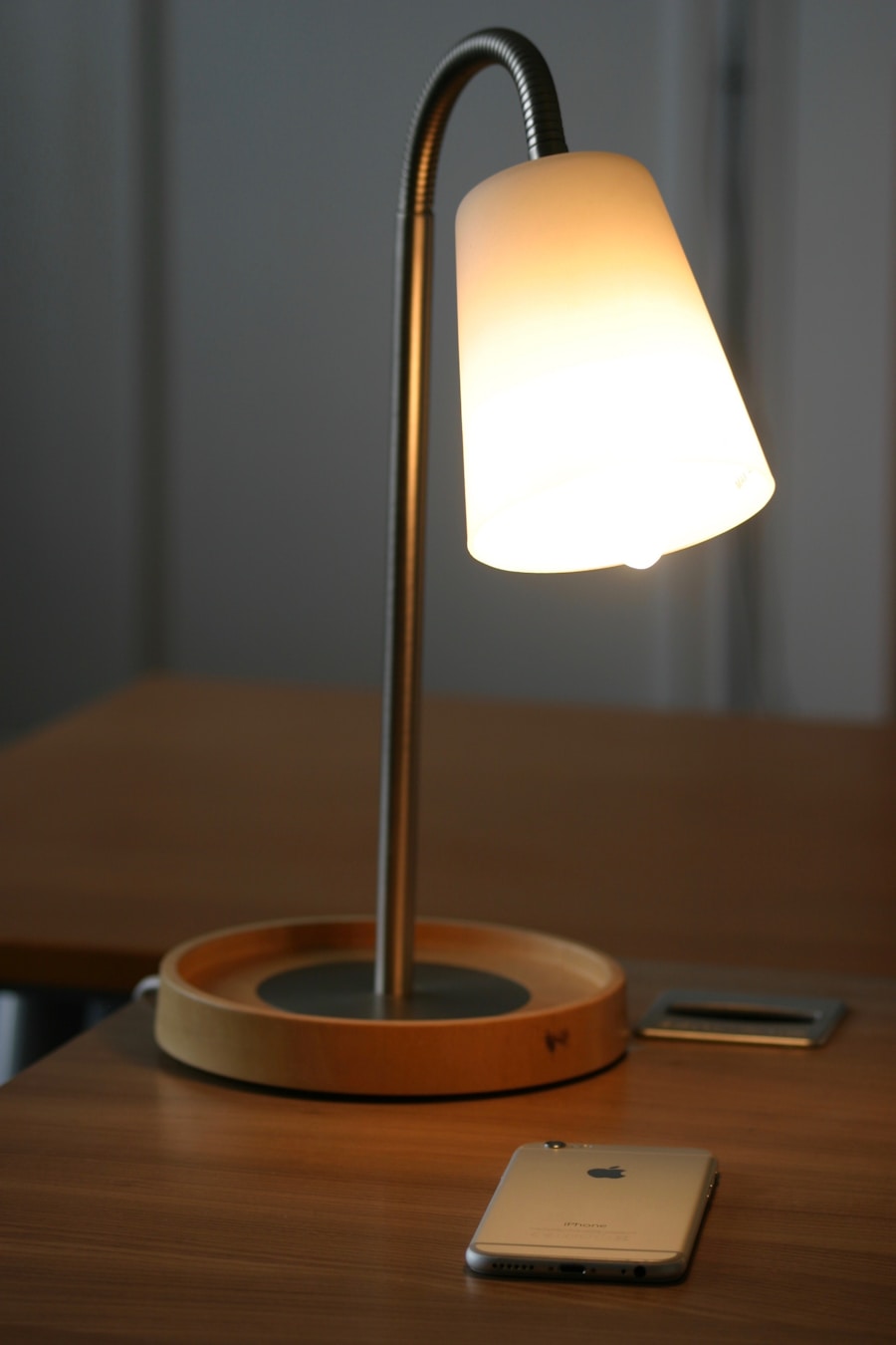 Photo Resin enamel table lamp
