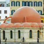 Moderne koepellamp voor minimalistische nachtkastje