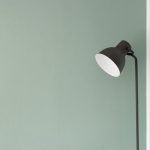 Moderne lamp voor vintage dressoir