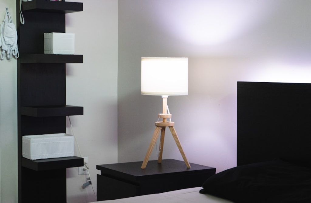 Photo Scandinavian tripod table lamp