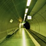 Glazen wand corridor: warme sfeervolle passage
