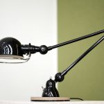 Art Deco bureaulamp met schoolhouse globe