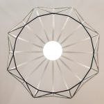 Faceted aged bronze plafondlamp voor stijlvolle gallery wall verlichting